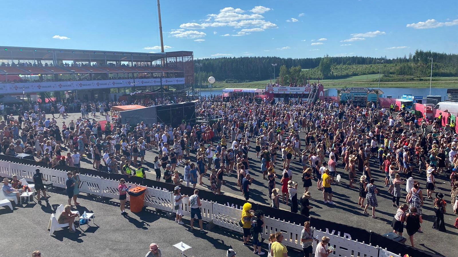 Yleisöä Iskelmä Festivaalilla 3.7.2021