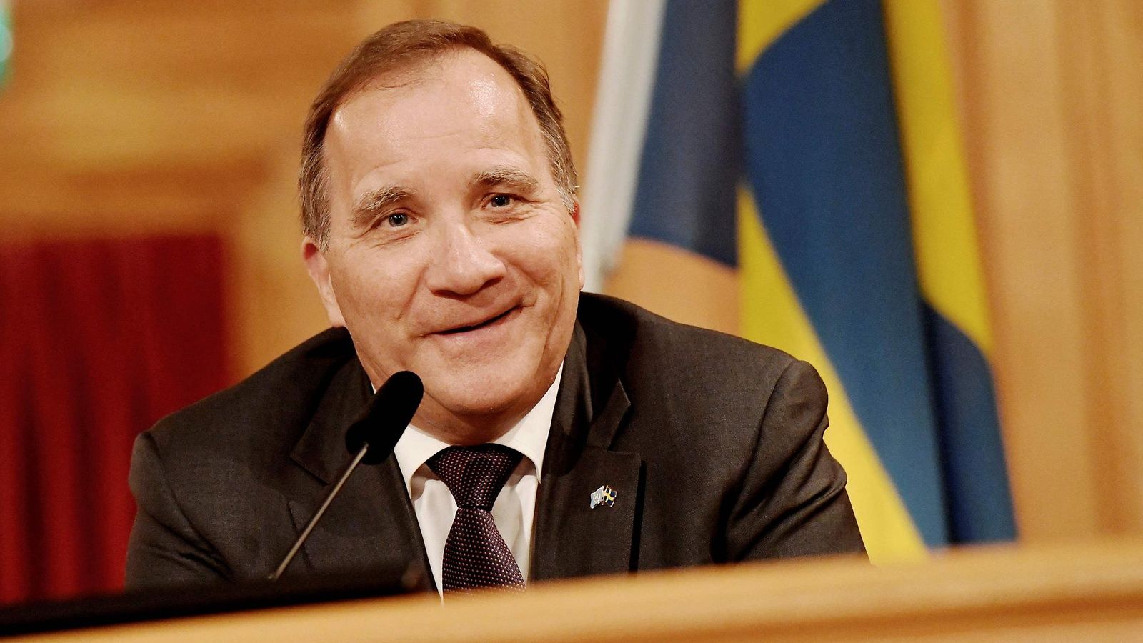 Stefan Löfven ruotsin lipun edessä LK 7.7.2021