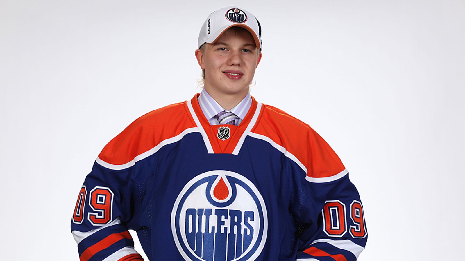 Toni Rajala NHL:n varaustilaisuudessa vuonna 2009.