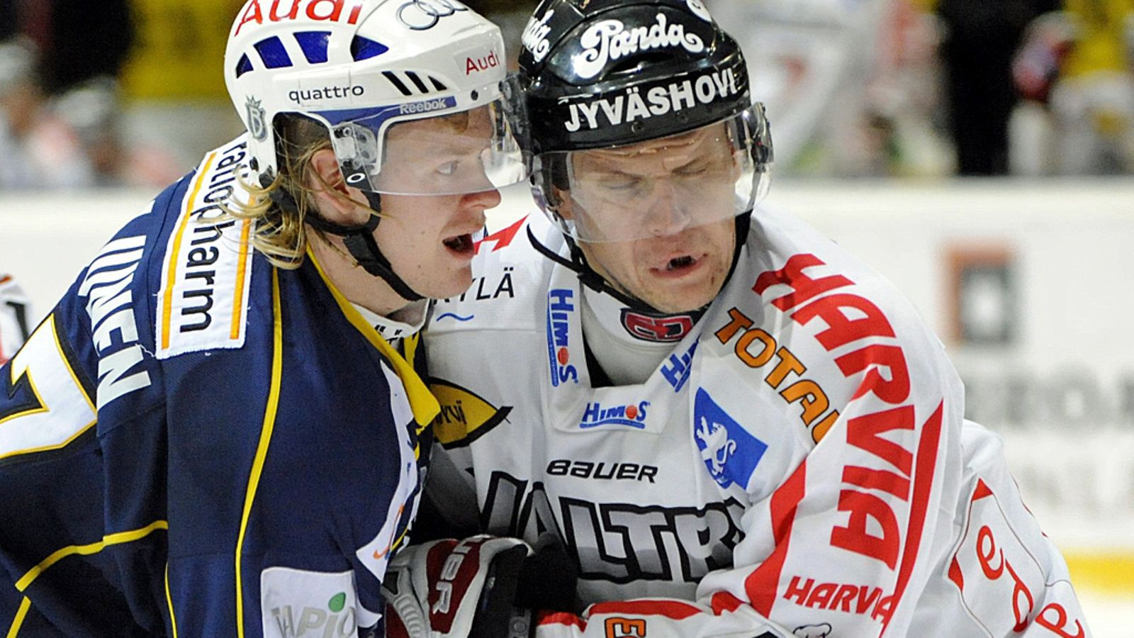Bluesin Ville Lajunen ja JYP:n Kalle Koskinen taistelevat.