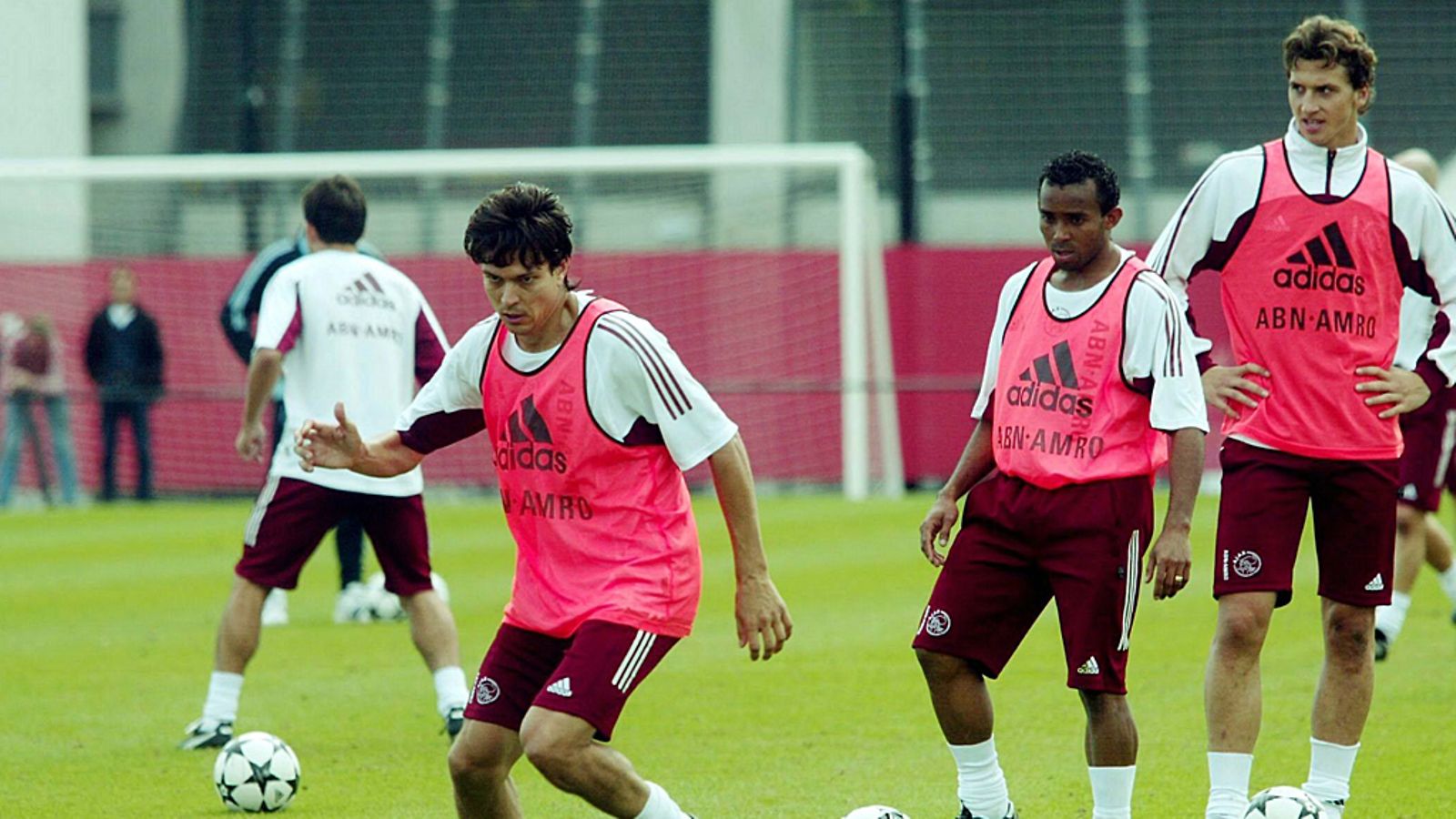 Nuori Zlatan Ibrahimovic seuraa taustalta Jari Litmasta Ajaxissa 2002.