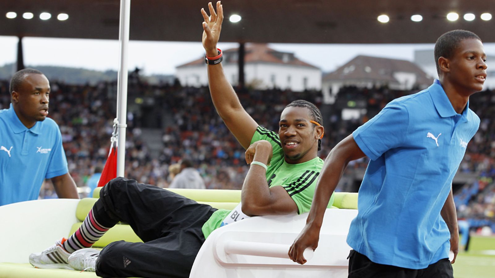 Näin Yohan Blakea kuljetettiin Weltklassen avajaisseremoniassa