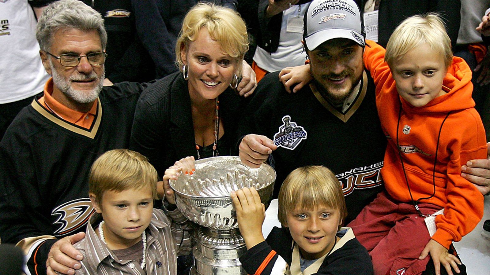 Teemu Selänne perheineen Stanley Cup -pokaalin äärellä keväällä 2009.
