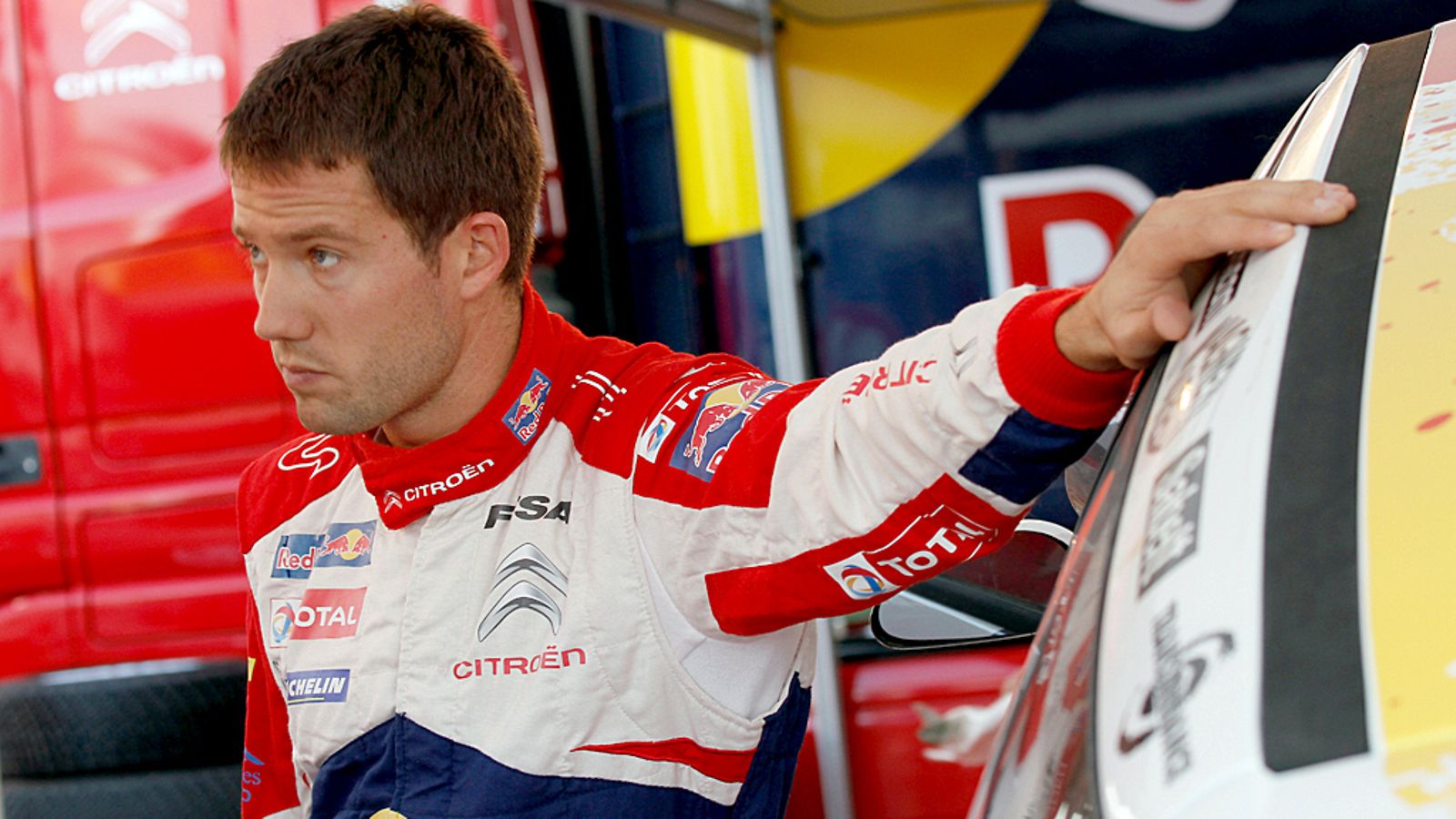 Sebastien Ogier mietteliäänä Espanjan huoltoparkissa.