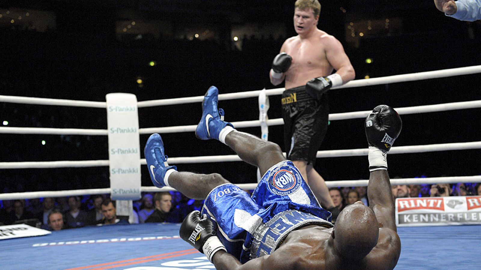 Alexander Povetkin pisti Cedric Boswellin kanveesiin.