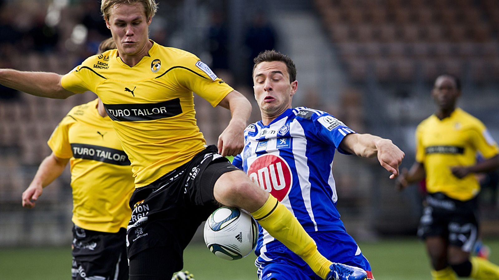 KuPS:n Markus Joenmäki ja HJK:n Berat Sadik jalkapallon Suomen cupin miesten finaaliottelussa.