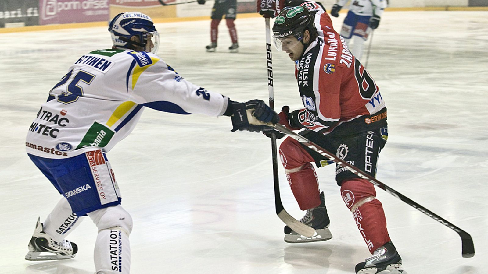 Lukon Miikka Pettinen (vas.) ja Ässien Tomas Zaborky jääkiekon SM-liigan ottelussa Ässät-Lukko Porissa 29. tammikuuta 2011.