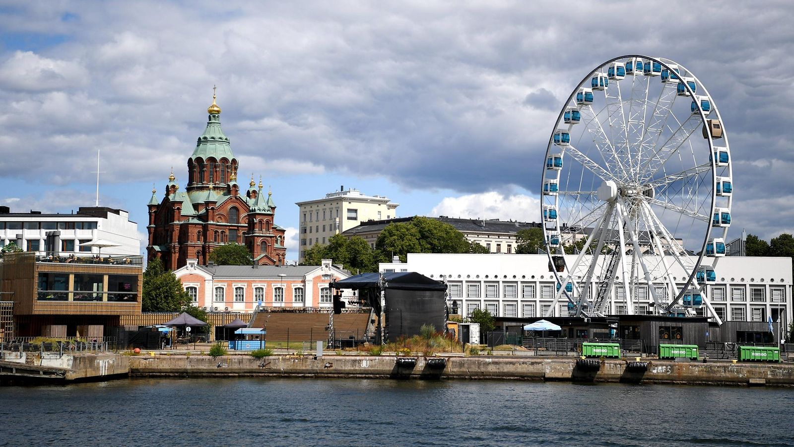 Helsingin Uspenskin katedraali, Allas Sea Pool ja maailmanpyörä mereltä päin kuvattuna.