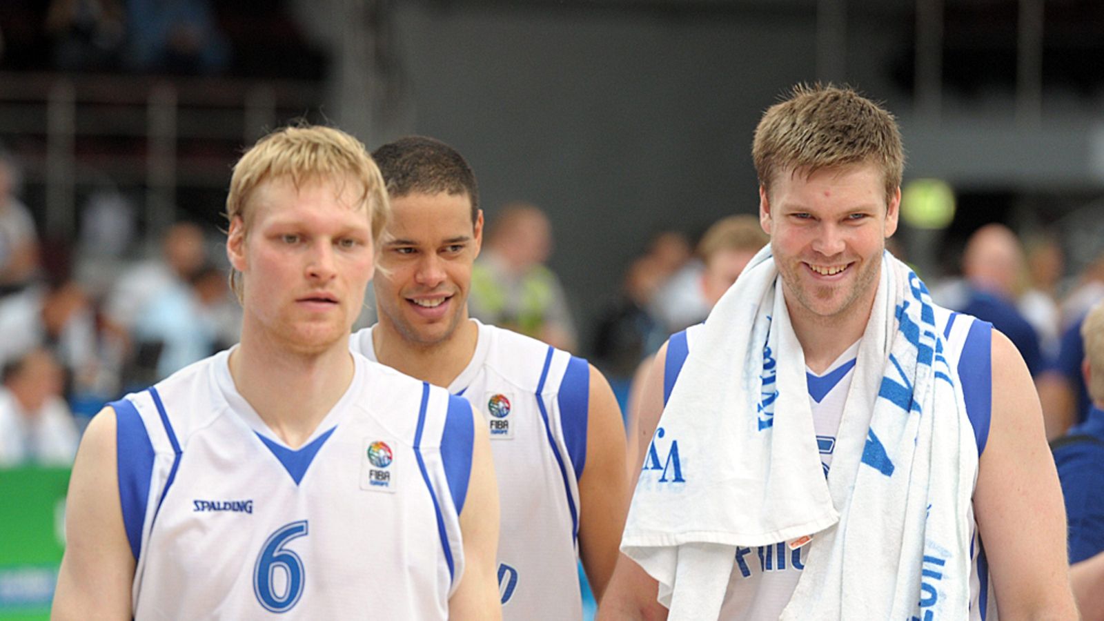 Kimmo Muurinen (vas.), Gerard Lee junior ja Antti Nikkilä tyytyväisinä Bosnia-voiton jälkeen.