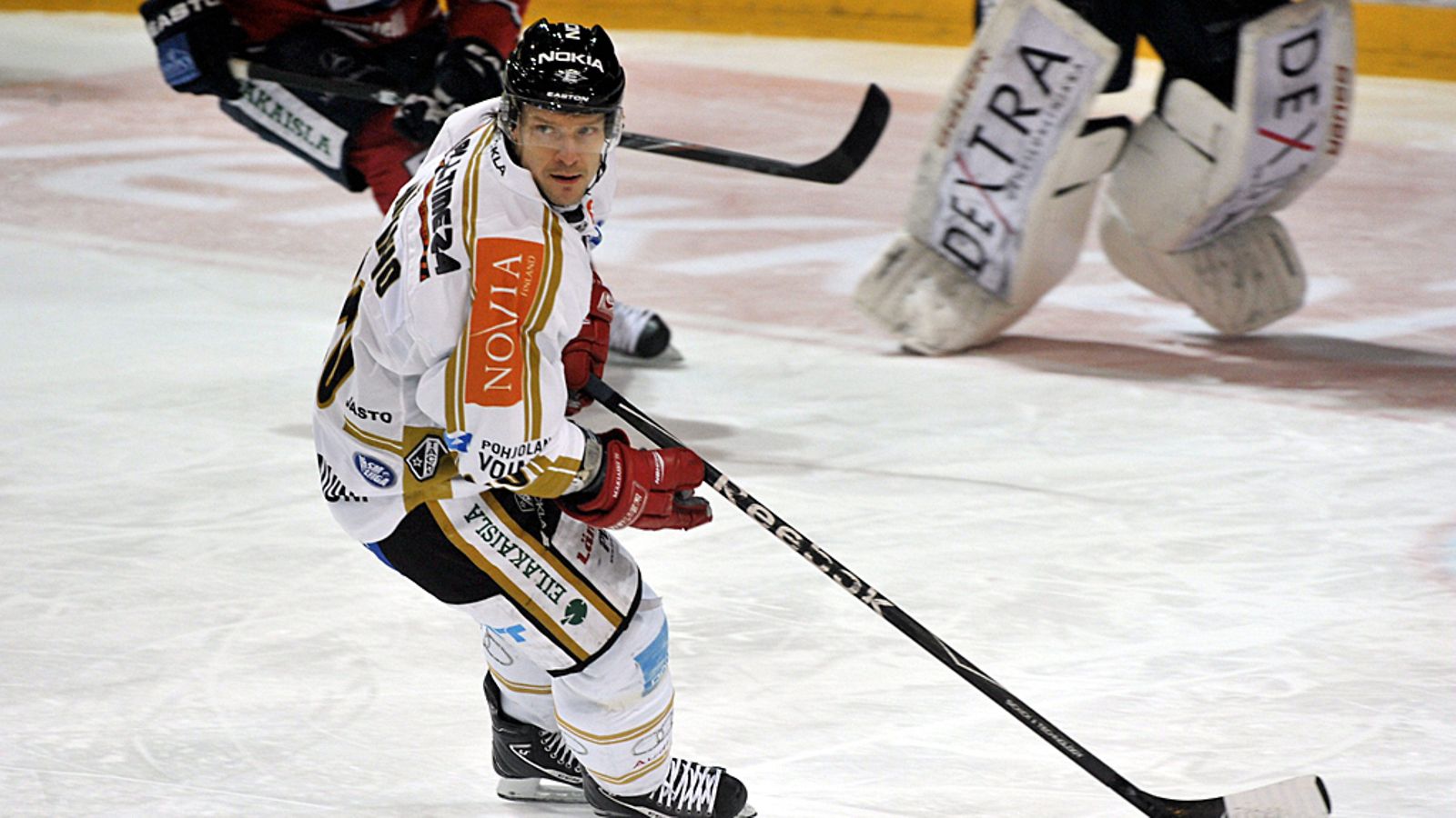 Toni Mäkiaho Oulun Kärppien paidassa joulukuussa 2010.