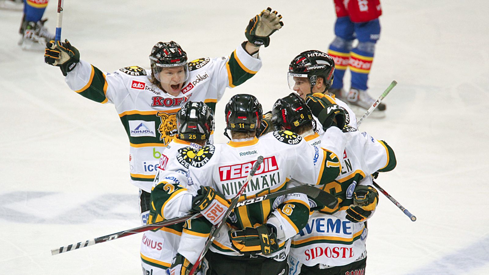 Ilves-pelaajat juhlivat maalia.