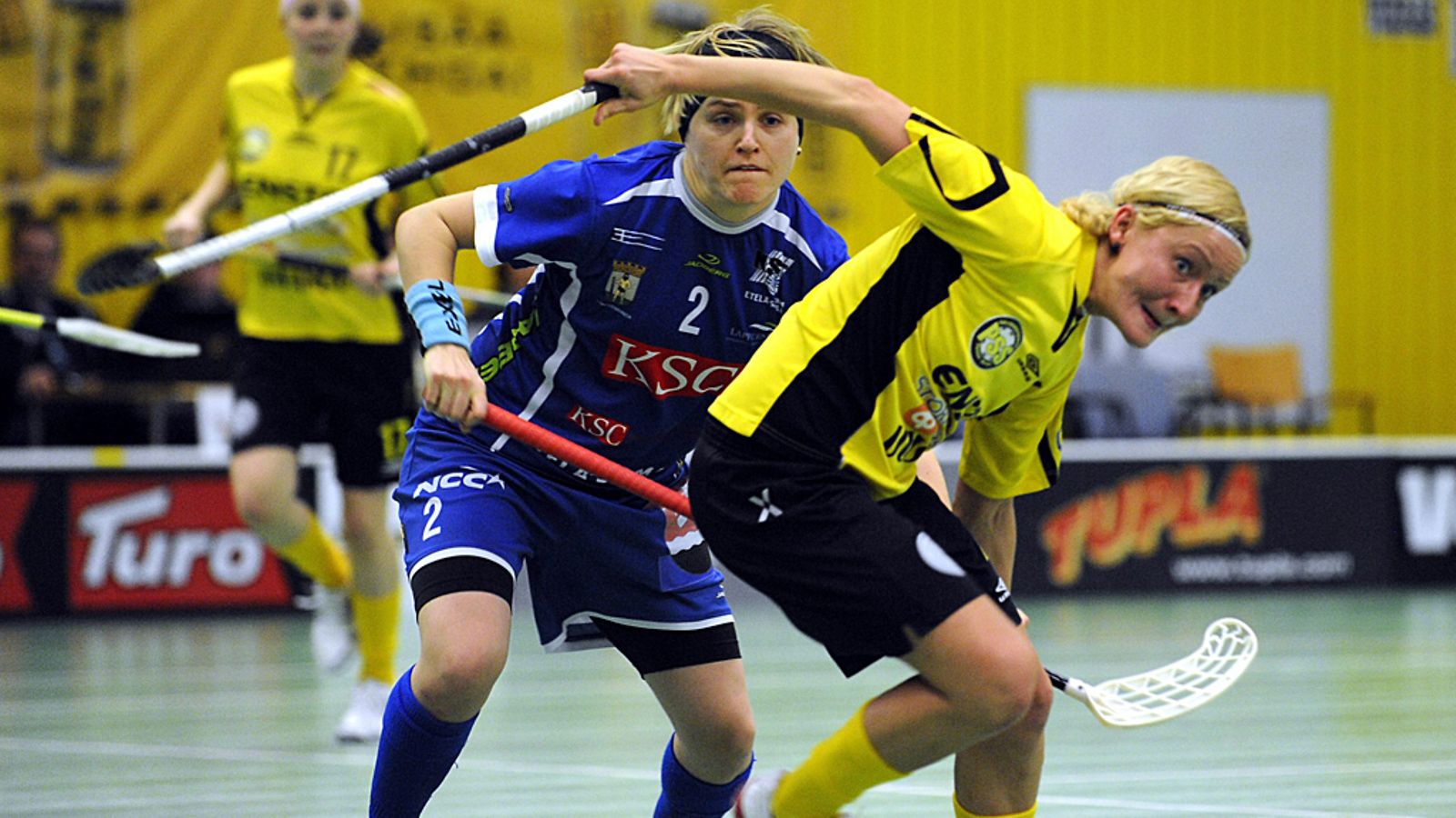 NST:n Anna Tuovinen (vas.) ja PSS:n Hanna-Kaisa Savolainen naisten salibandyn Suomen cupin finaaliottelussa