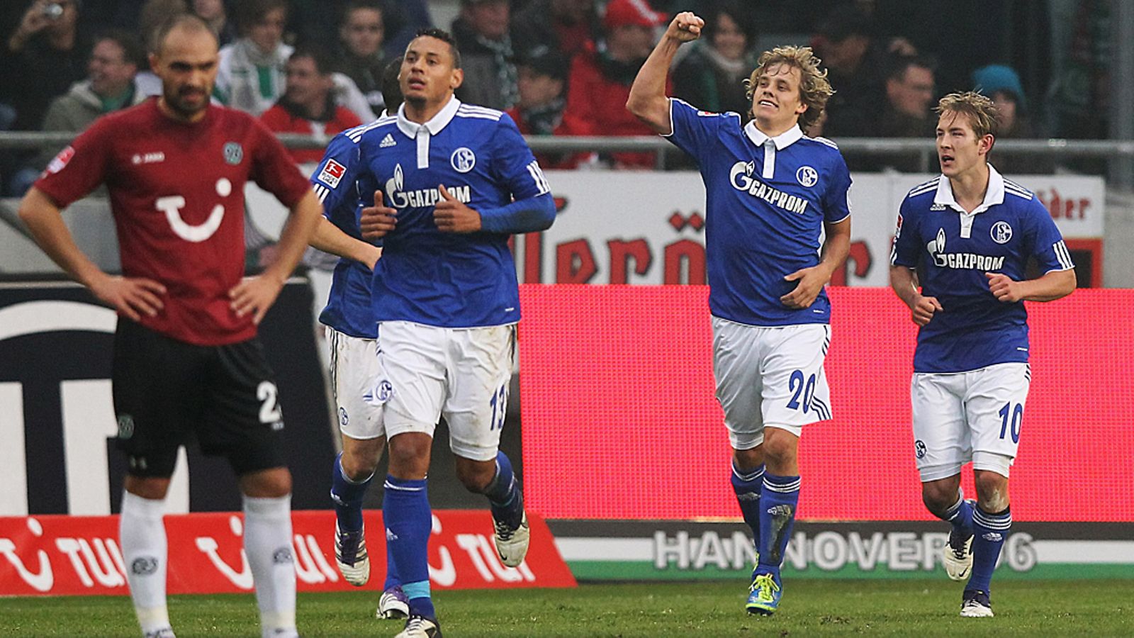 Teemu Pukki juhlii avausmaaliaan Schalken paidassa