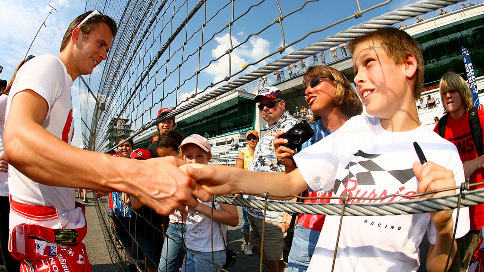Dan Wheldon tapaamassa fanejaan vuonna 2007.