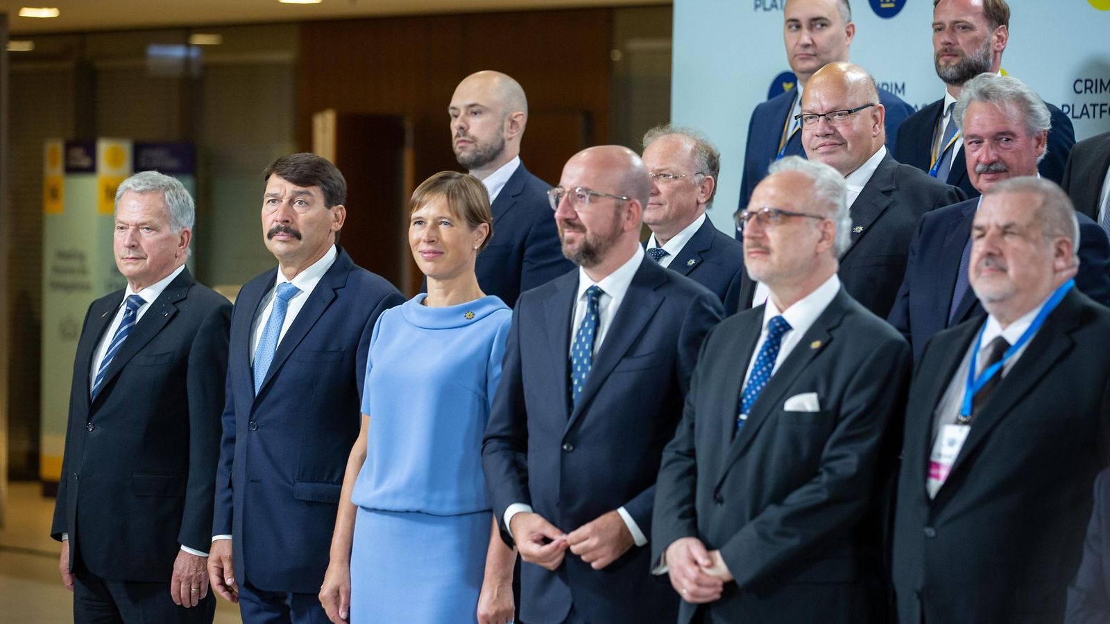 Edessä vasemalta, tasavallan presidentti Sauli Niinistö, Unkarin presidentti Janos Ader, Viron presidentti Kersti Kaljulaid ja Eurooppa-neuvoston puheenjohtaja Charles Michel Krim-foorumin huippukokouksessa (Crimea Platform) Kiovassa Ukrainassa maanantaina 23. elokuuta 2021.