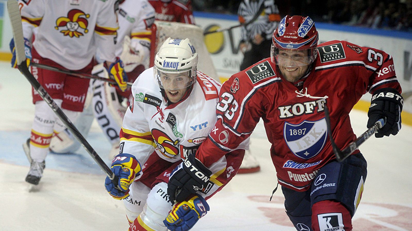 HIFK:n Eero Somervuori (oik.) ja Jokerien Jeremy Dehner ottelun lomassa.