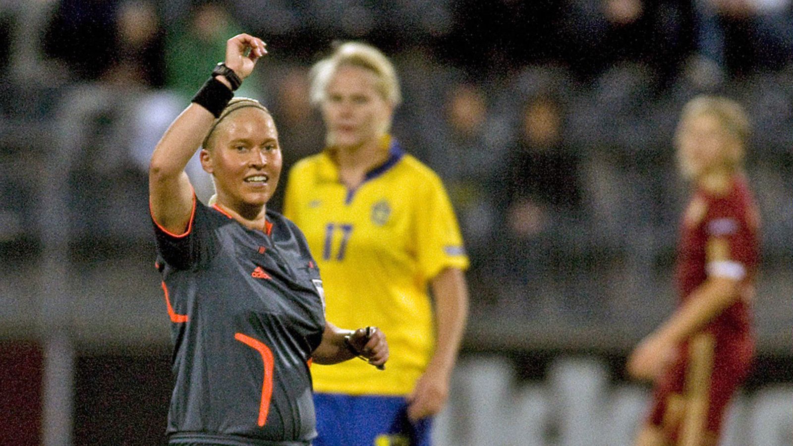 Jalkapalloerotuomari Kirsi Heikkinen viheltää tänään olympiaviheriöllä.
