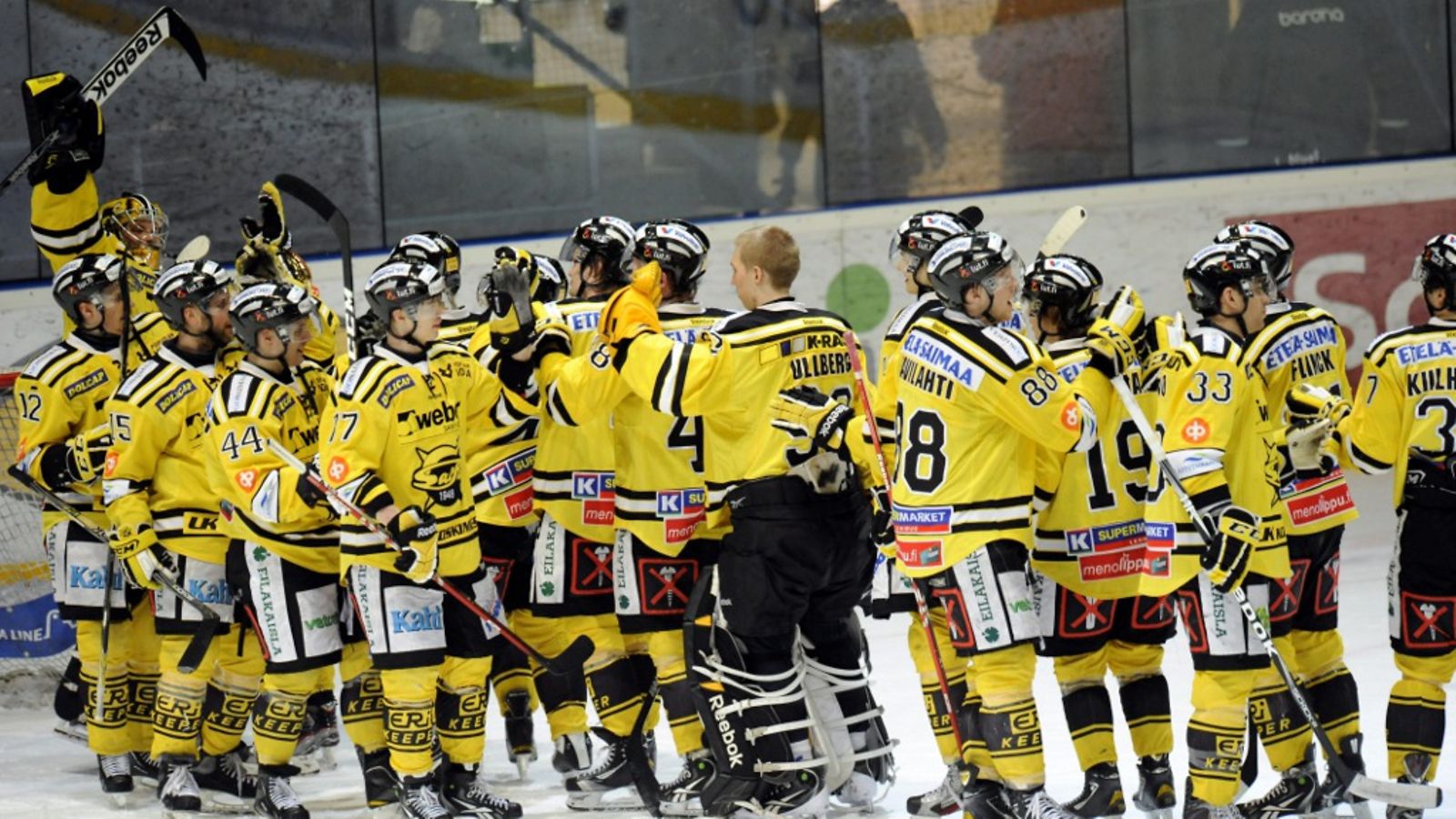 SaiPan pelaajat juhlivat 1-4-voittoaan jääkiekon SM-liigan ottelussa Blues - SaiPa Espoossa 28. helmikuuta 2012.