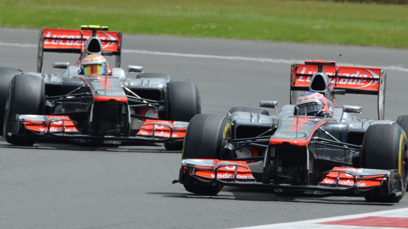 Jenson Button ja Lewis Hamilton Silverstonessa