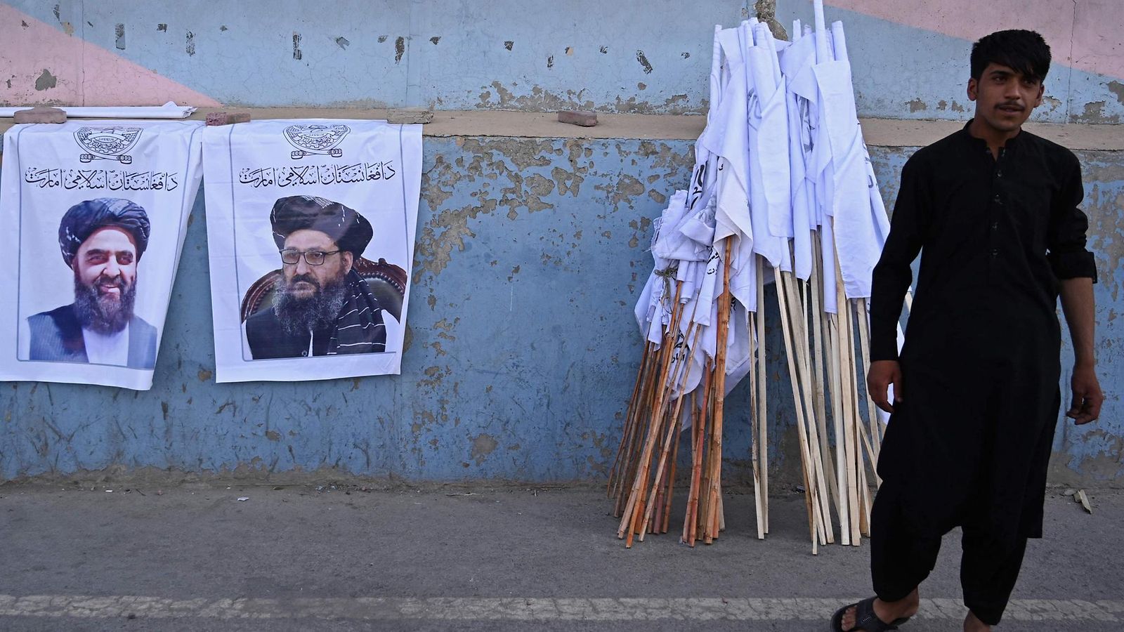 LKS 20210827 Julisteen kuvassa Taleban-johtajat Mullah Abdul Ghani Baradar ja Amir Khan Muttaqi.