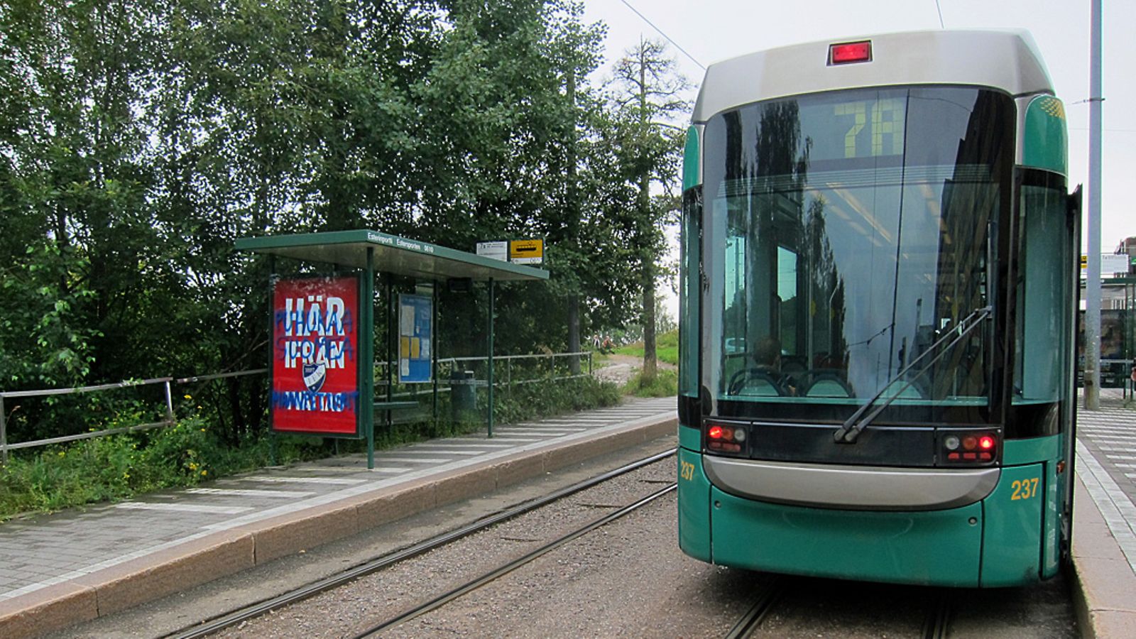 HIFK:n mainos töhrittiin Helsingissä.