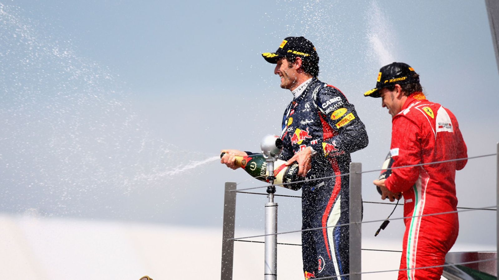 Mark Webber ja Fernando Alonso samppanjajuhlissa
