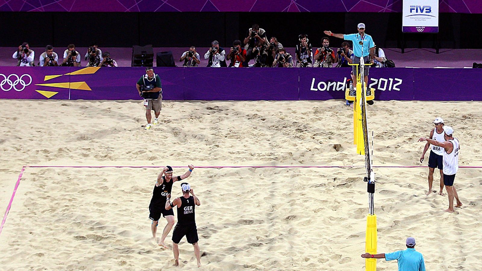 Olympialaisten miesten beach volley -kulta voitto ratkesi dramaattisesti.