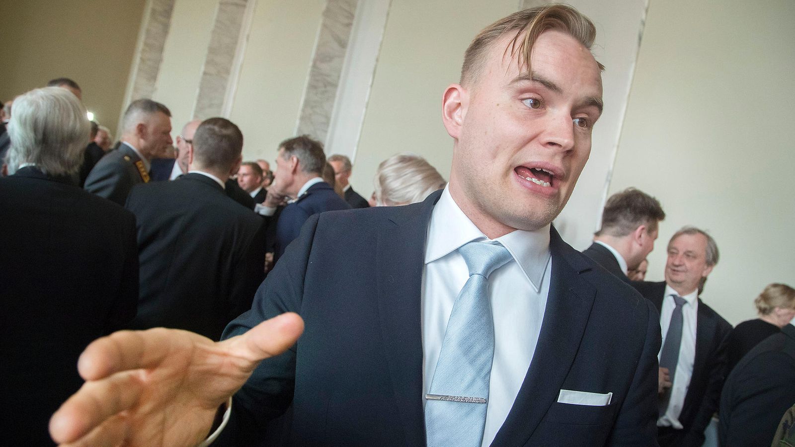 Vihreiden Atte Harjanne eduskunnan istuntokauden avauksen jälkeen Valtiosalissa huhtikuussa 2019.