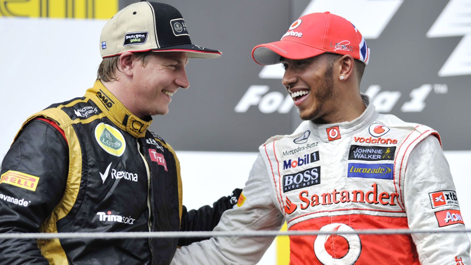 Kimi Räikkönen ja Lewis Hamilton Unkarin palkintopallilla