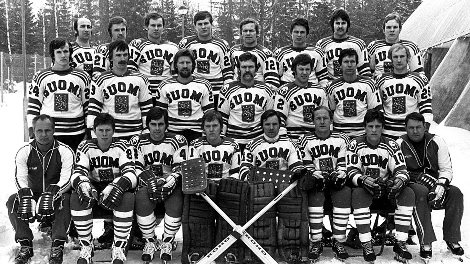 Päävalmentaja Seppo Liitsola (alh. oik.) ja Leijona-ryhmä vuonna 1976.