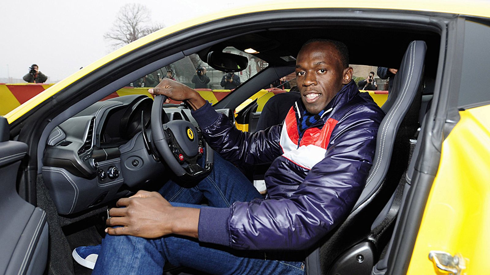 Usain Bolt pitää nopeista autoista.