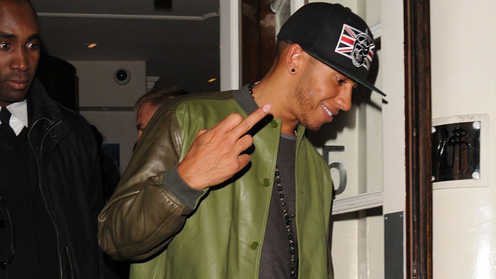 Lewis Hamilton ilmaisi itseään elekielellä.