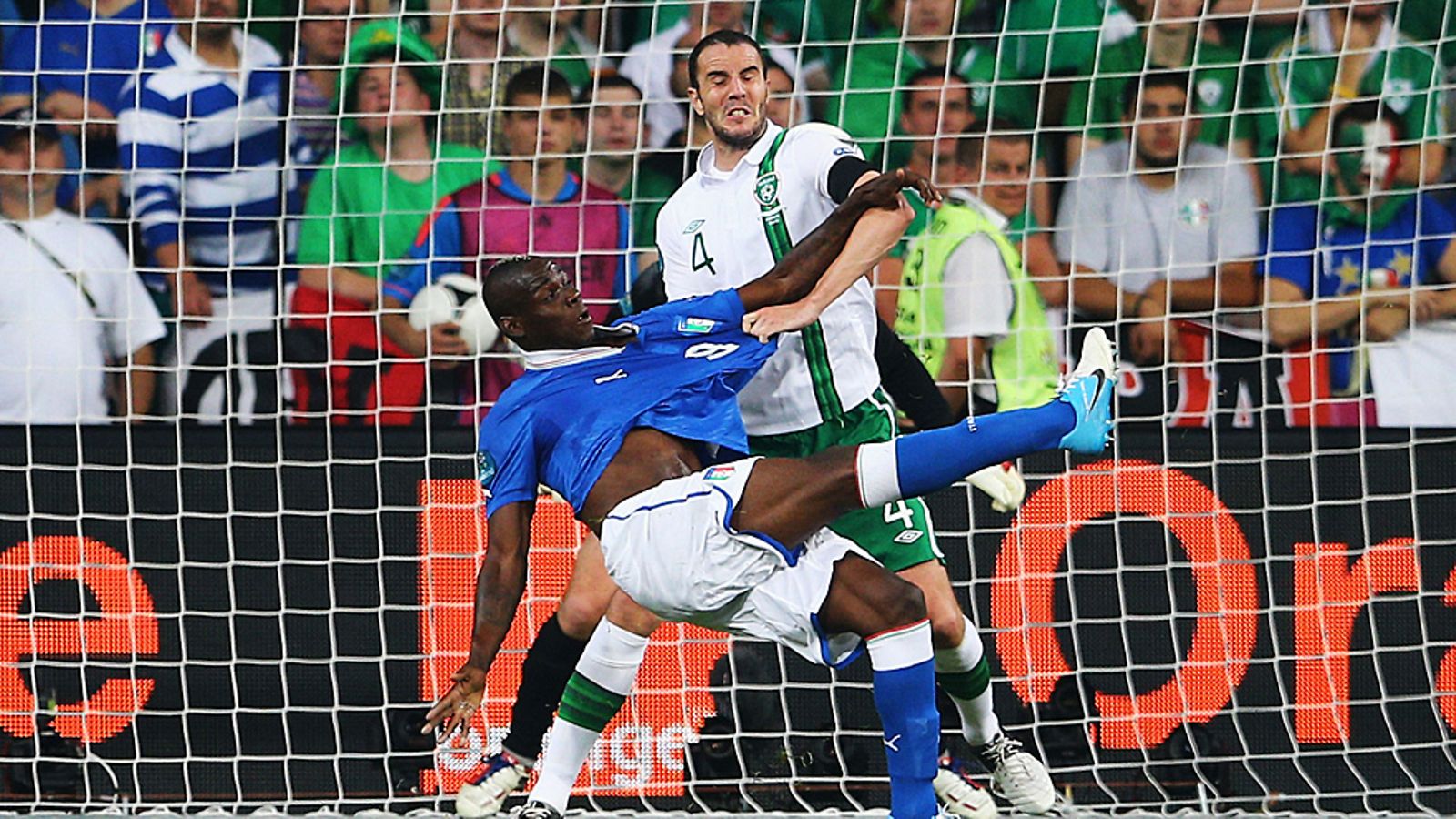 Mario Balotelli viimeisteli Italian toisen maalin hankalasta asennosta.