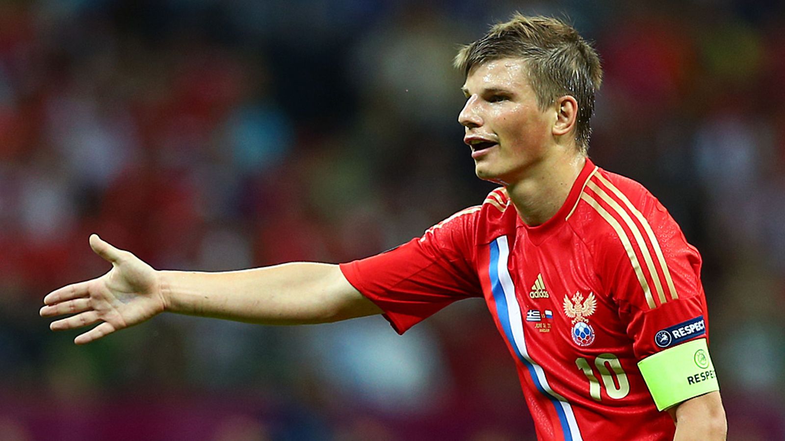 Andrei Arshavin kuunteli Venäjän kannattajien arvostelua.