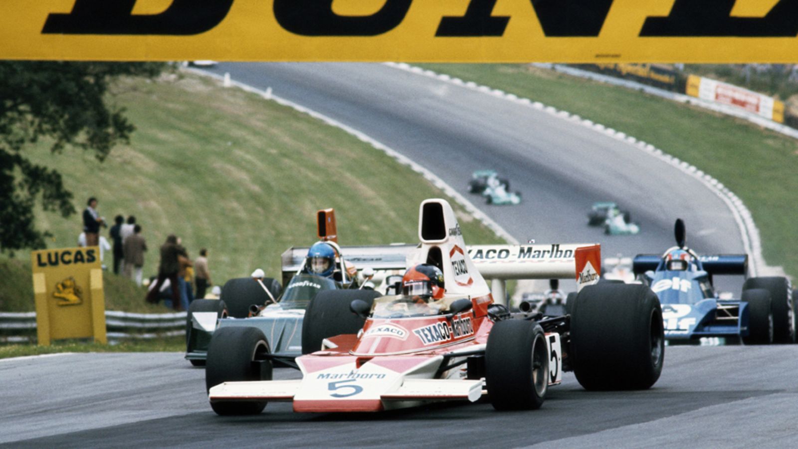 McLarenin Emerson Fittipaldi johdattaa joukkoa Britannian GP:ssä Brands Hatchin radalla 1974.