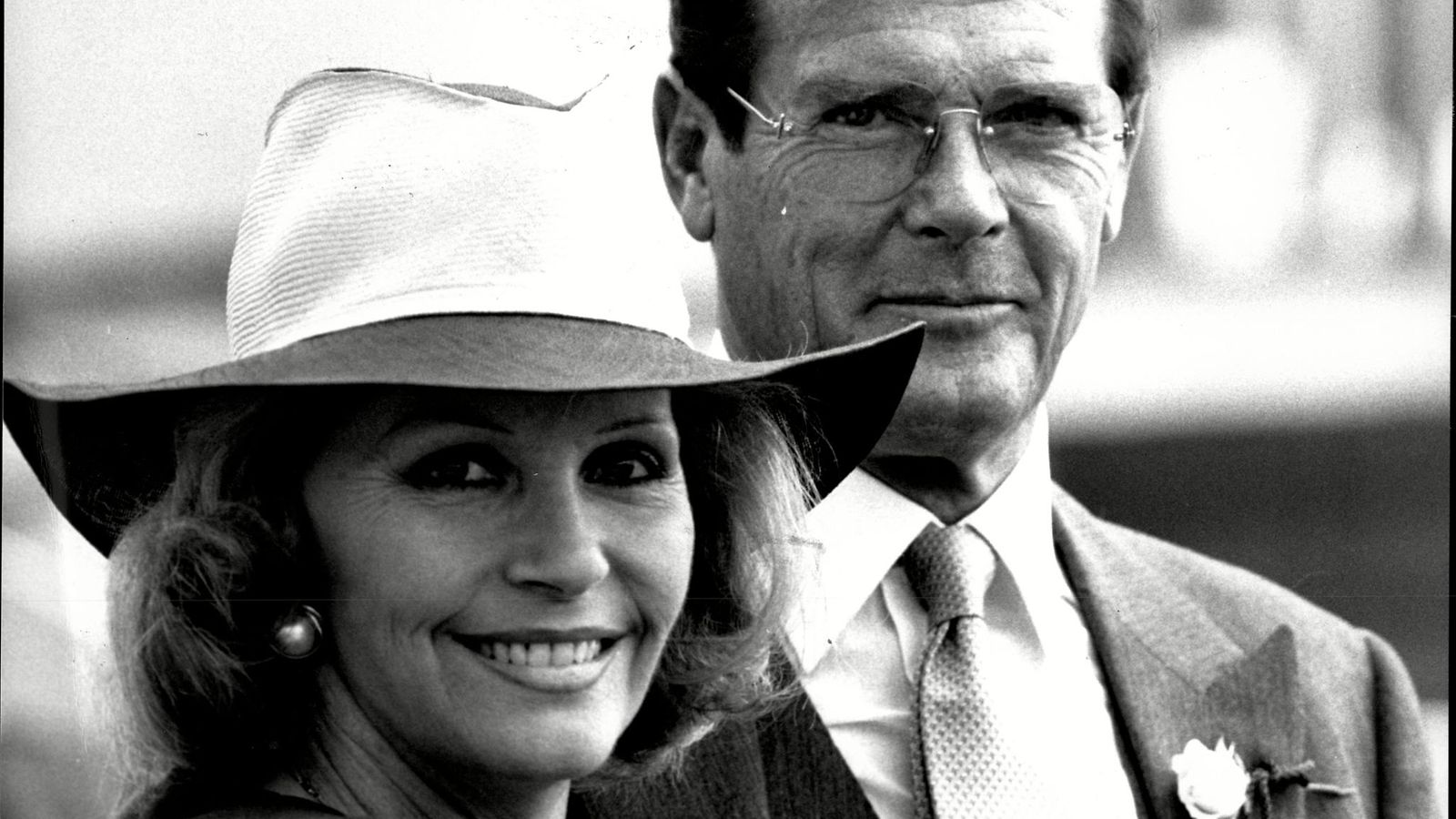 Roger Moore kolmannen vaimonsa Luisa Mattiolin kanssa