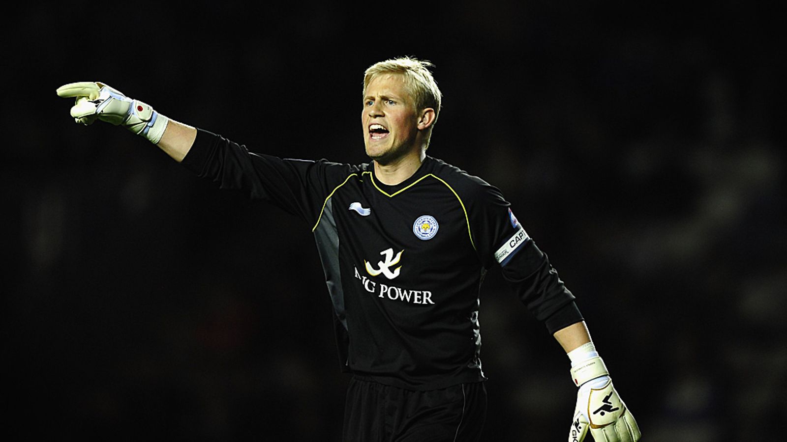 Kasper Schmeichel Leicesterin paidassa.