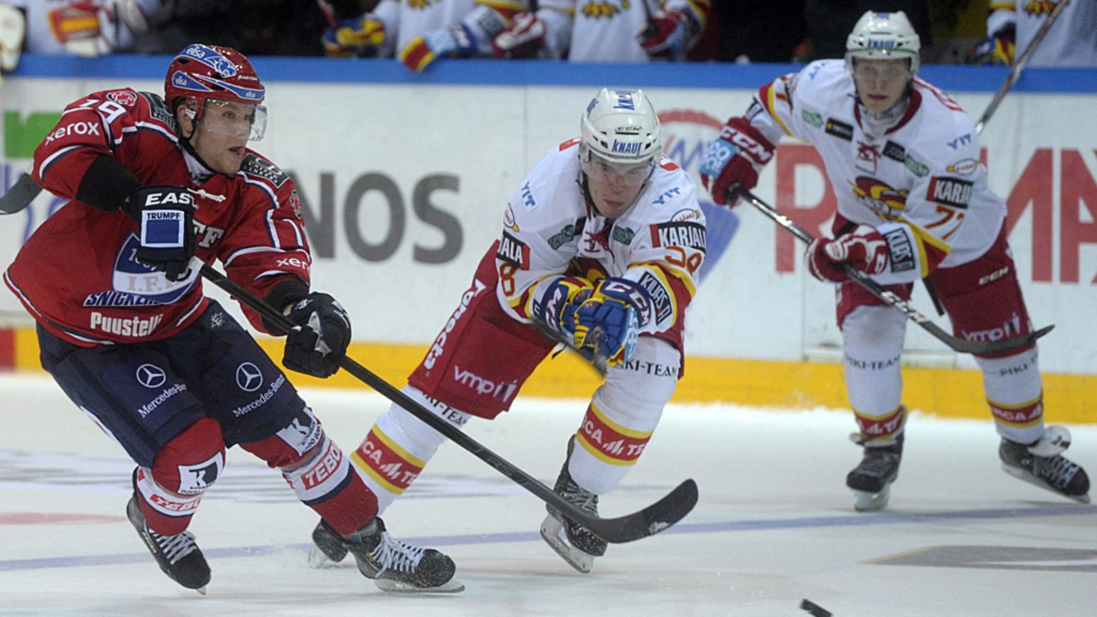 Jokerien Nico Manelius (kesk.) ja Teemu Henritius (oik.) eivät saa HIFK:n Roope Talajaa kiinni.