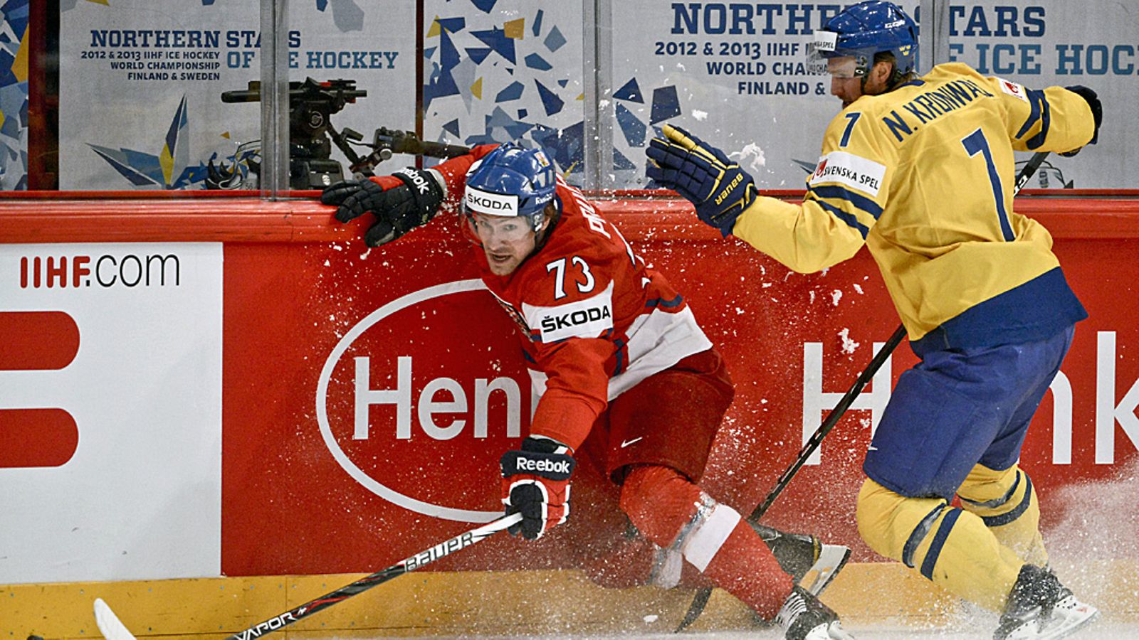 Niklas Kronwall yrittää pysäyttää Tshekin Petr Pruchaa.