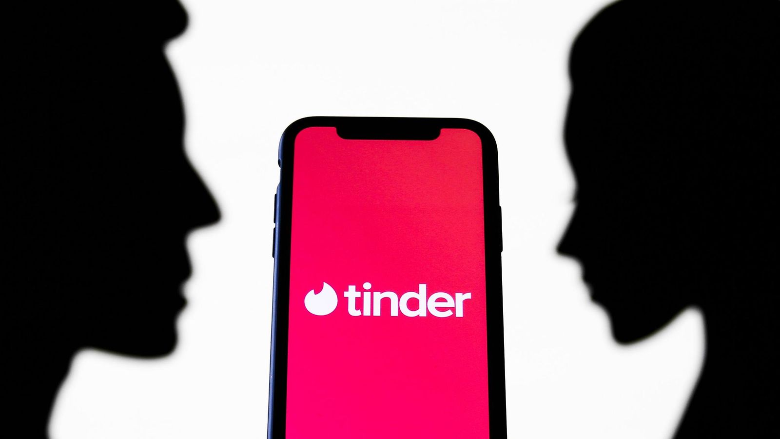 Miehen ja naisen silhuetti sekä Tinderin logo.