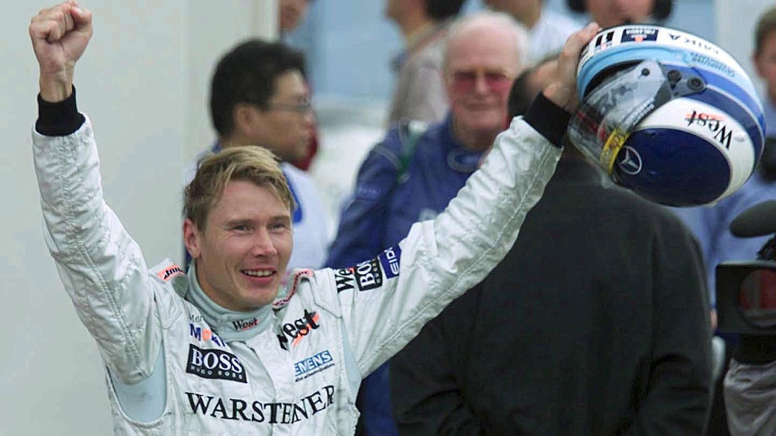 Mika Häkkinen juhli toista maailmanmestaruuttaan Suzukassa 1999.