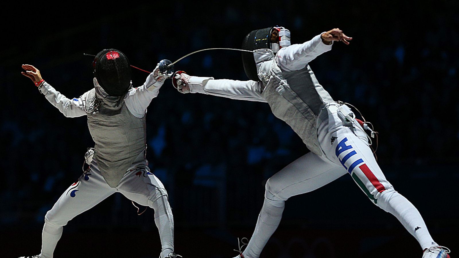 Valentina Vezzali (vas,) ja Hyun Hee Nam miekkailevat.