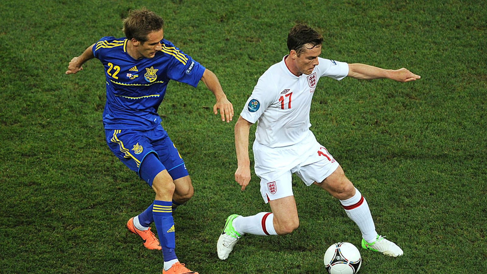 Ukrainan Marko Devic varjostaa Scott Parkeria.