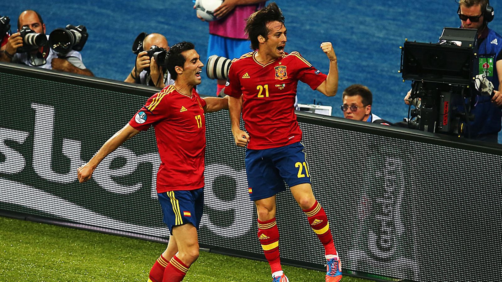 Alvaro Arbeloa ja David Silva tuulettavat Espanjan 1-0-maalia.