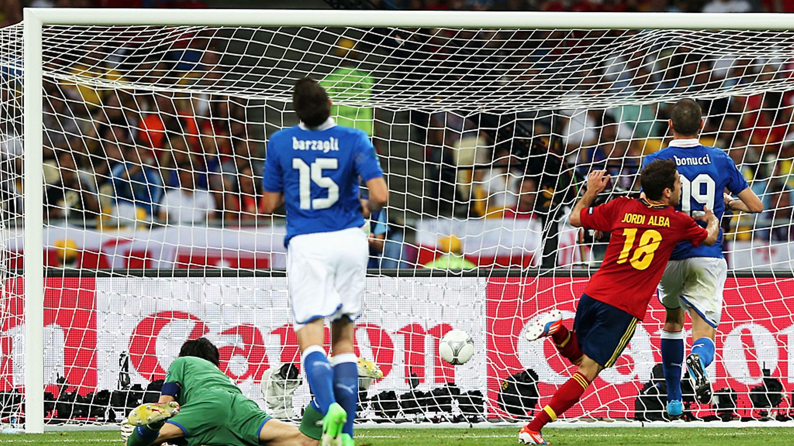 Jordi Alba kyykytti Italian maalivahtia Gianluigi Buffonia.