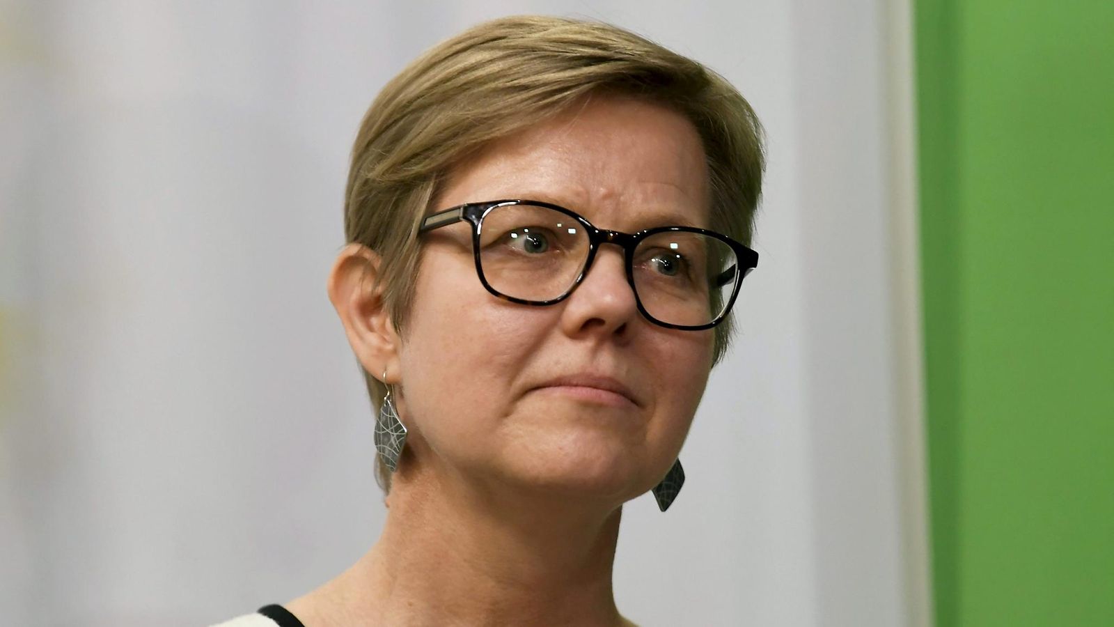 LK 12.11.2021 Krista Mikkonen tiedotustilaisuudessa vihreiden ministeriryhmän sijaisjärjestelyjä käsitelleen puoluevaltuuskunnan ja eduskuntaryhmän yhteiskokouksen jälkeen Helsingissä 11. lokakuuta 2021.