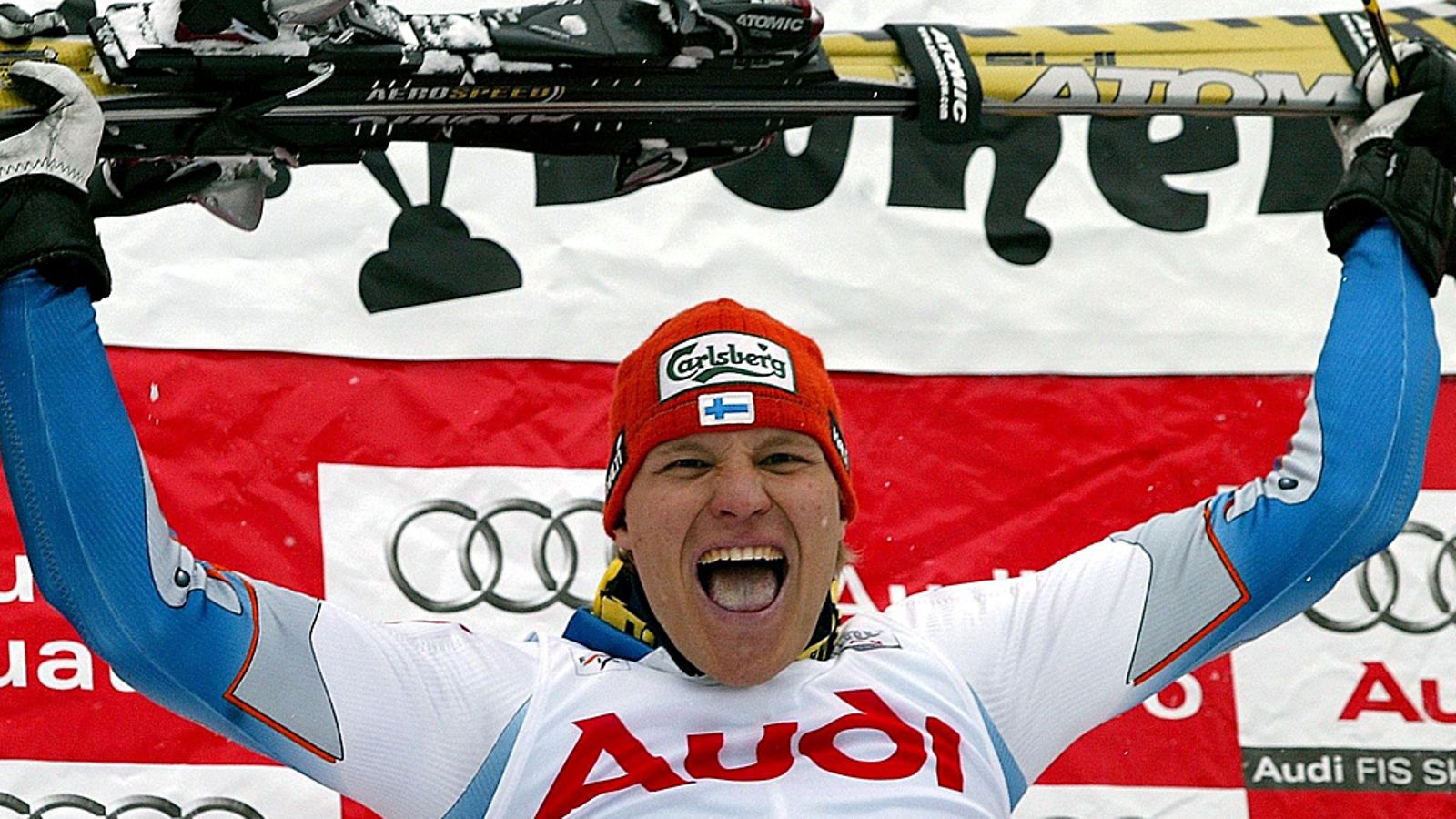 Kalle Palander juhlii Kitzbühelin voittoa 2003.