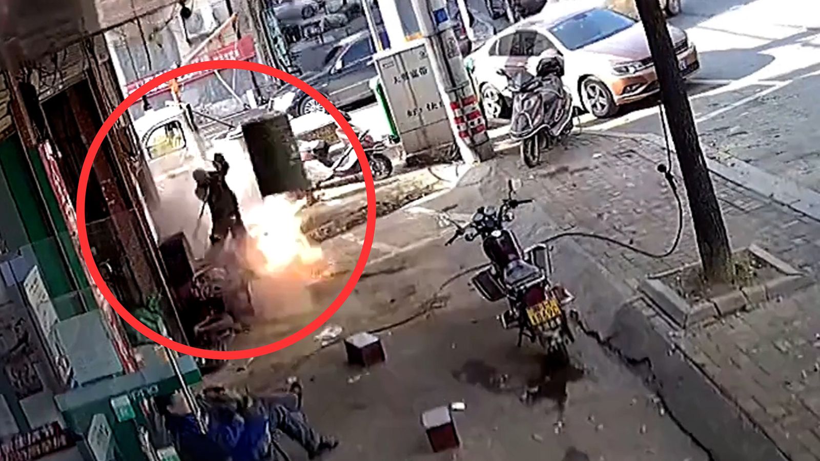 Mies rälläköi tynnyrin raketin lailla yläilmoihin – videolle tallentui vaarallinen virhe