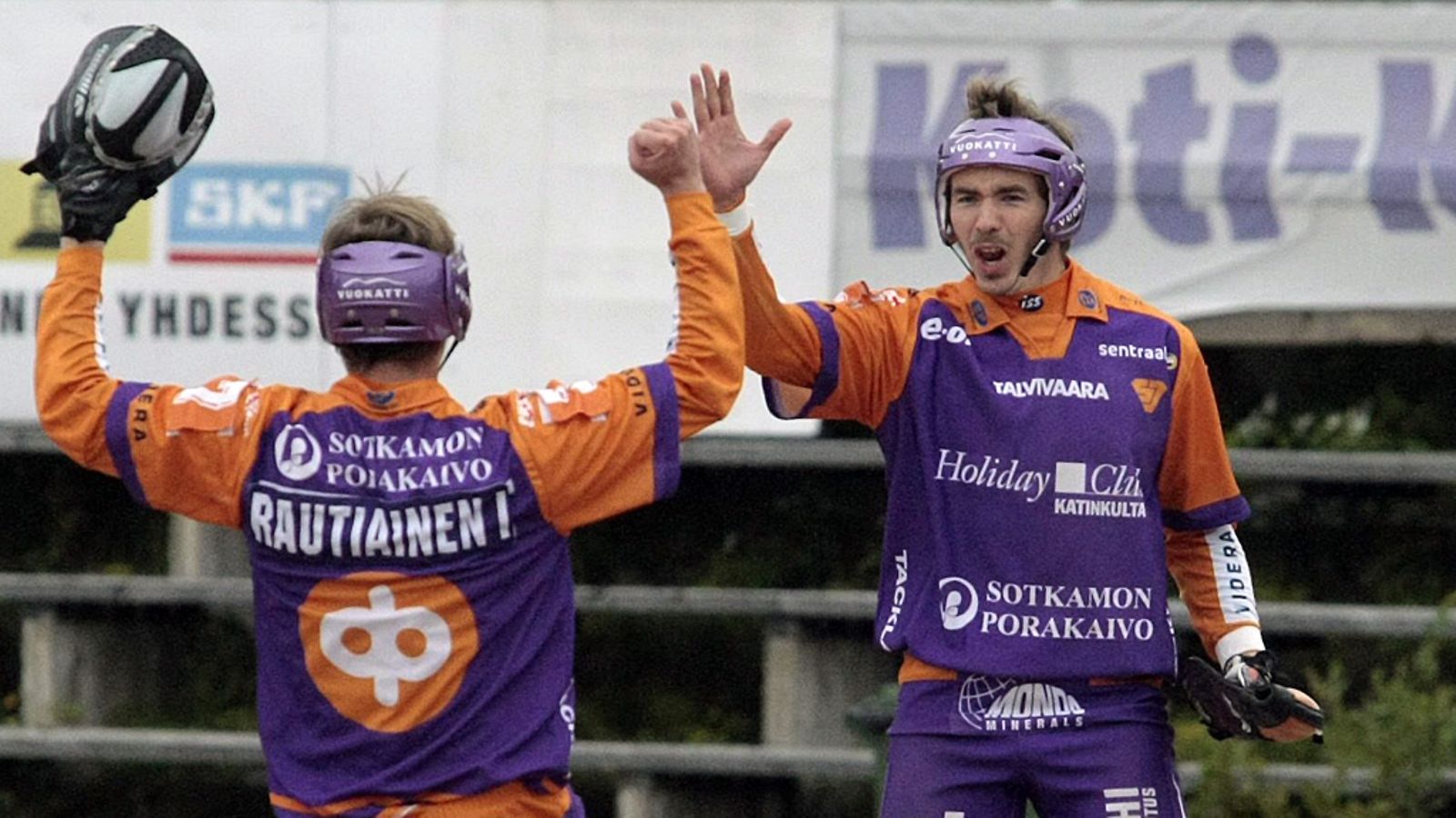 Immo Rautiainen ja Aki Orava tuulettavat finaaliavauksessa.