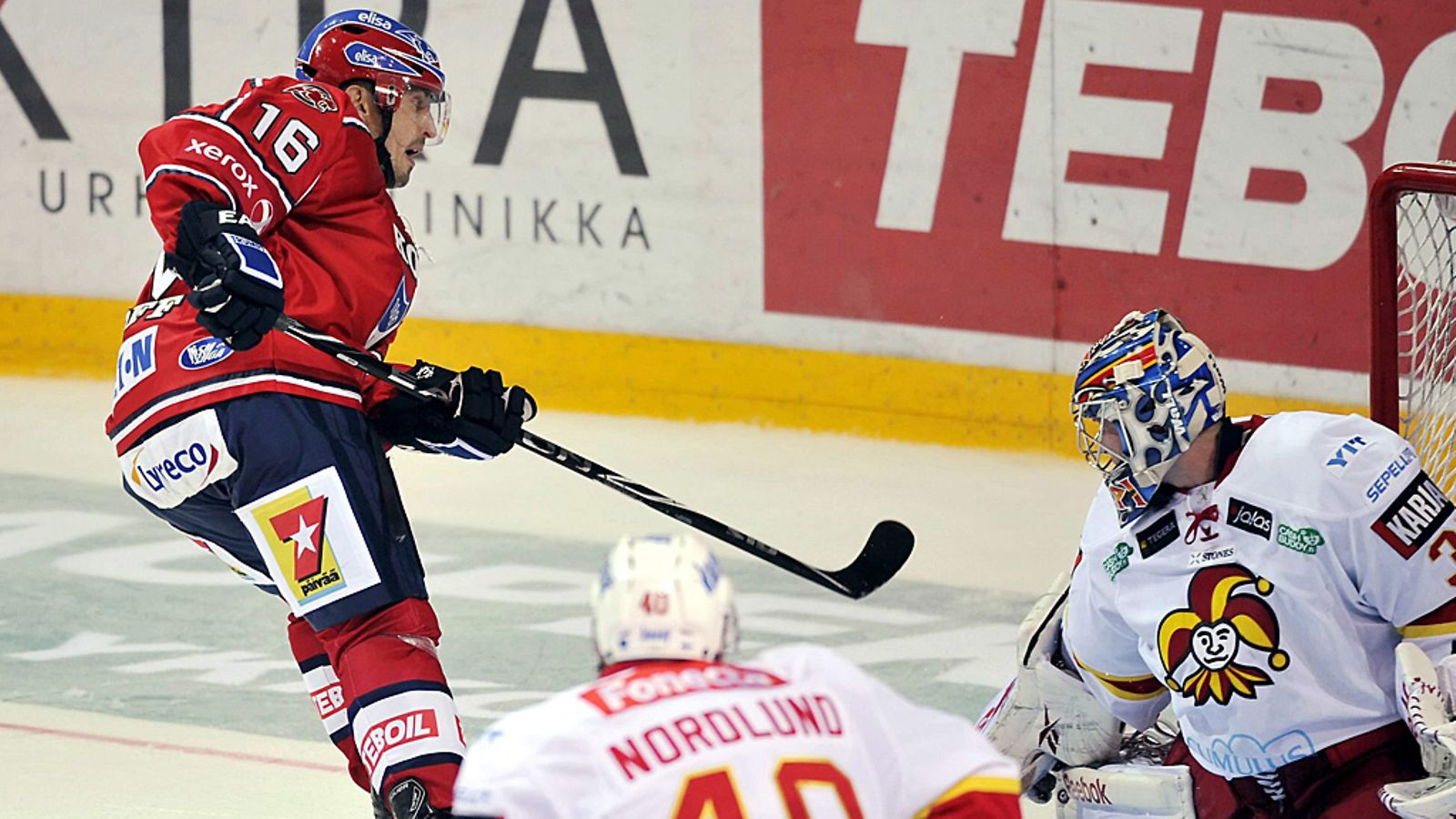 HIFK:n Ville Peltonen tekee 5-3-maalin Jokereita vastaan.